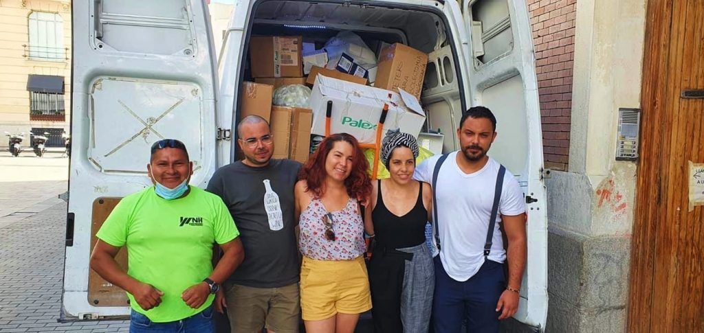 Cubanos en Madrid junto a una camioneta llena de medicamentos / Foto: Amalia Barrera
