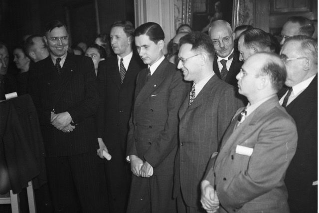 Participantes del match-torneo por el Campeonato Mundial de Ajedrez, en 1948. En primera fila, de izquierda a derecha, Max Euwe, Vasili Smyslov, Paul Keres, Mijaíl Botvinnik y Samuel Reshevsky. / Foto: Chessbase