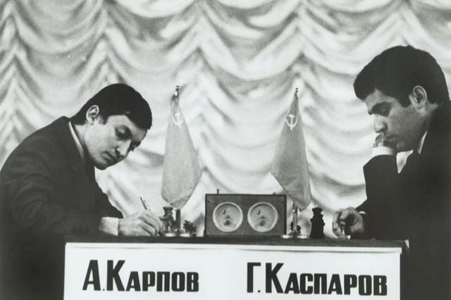 Kárpov versus Kaspárov en uno de los matches por el campeonato mundial de ajedrez. / Foto: Vía Infobae