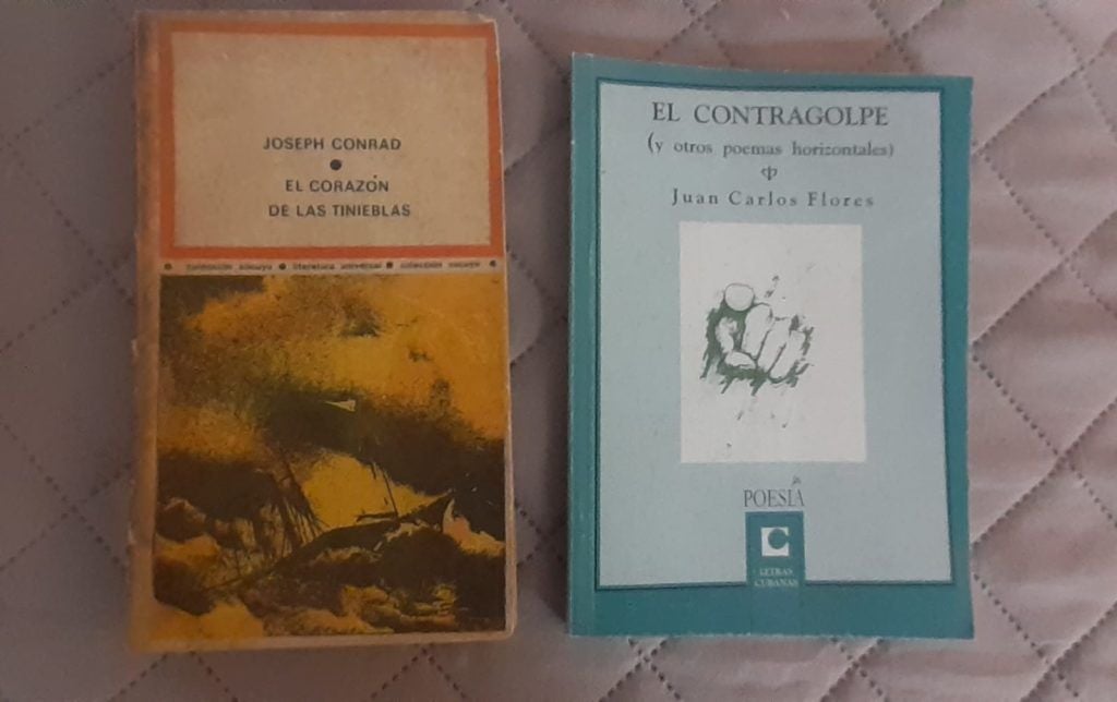 'El corazón de las tinieblas' de Joseph Conrad y 'El contragolpe (y otros poemas horizontales)' de Juan Carlos Flores / Imagen: Jorge Enrique Lage 