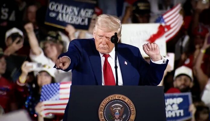 Donald Trump al finalizar su discurso por los primero cien días de su segundo mandato como presidente de Estados Unidos; Michigan, 30 de abril de 2025.