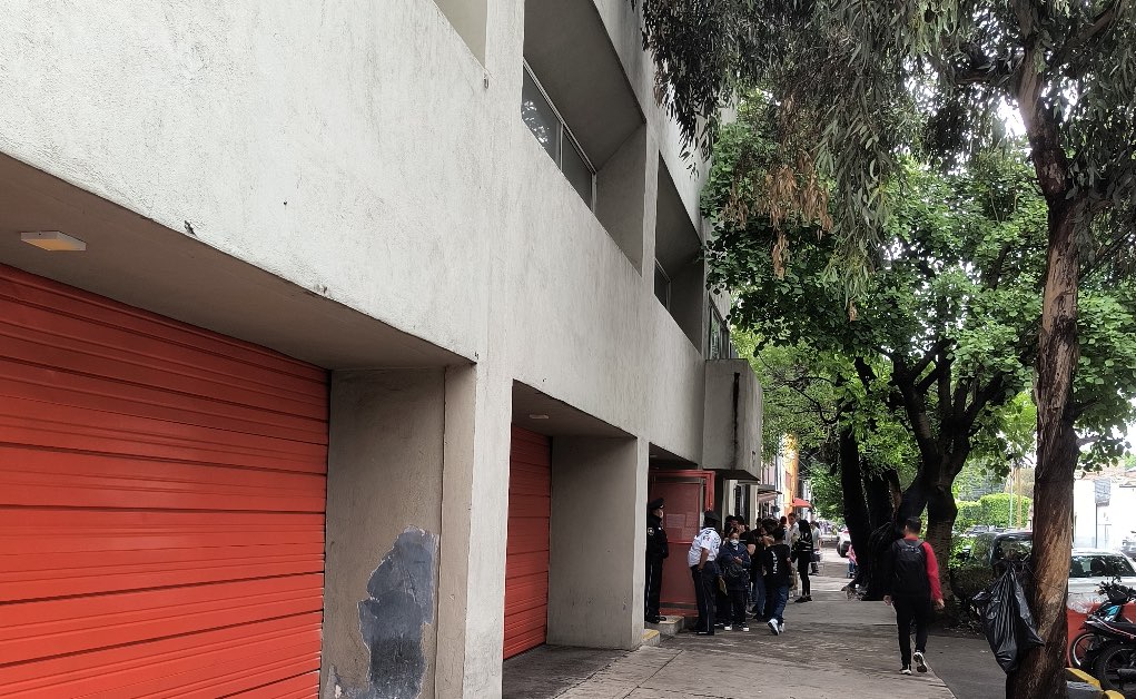 Cubanos y haitianos en la sede la COMAR en Iztapalapa