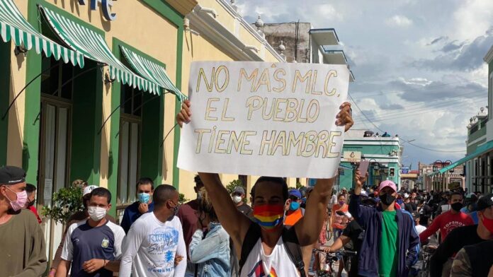 Cubanos protestando en Holguín el 11 de julio de 2021